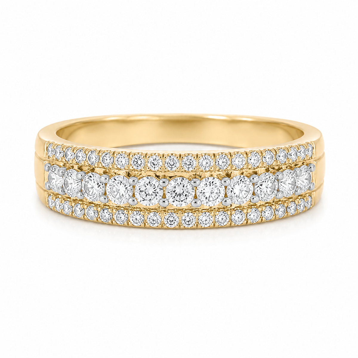 Anillo Oro Amarillo con Triple Línea de Diamantes